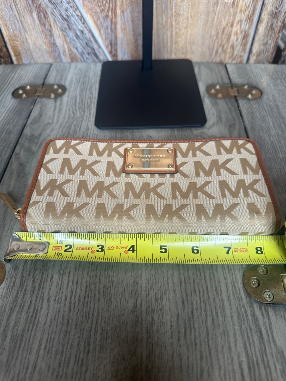 Michael Kors Jet Set Continental Zip Around Wallet with Gold Hardware - Picture 11 of 12